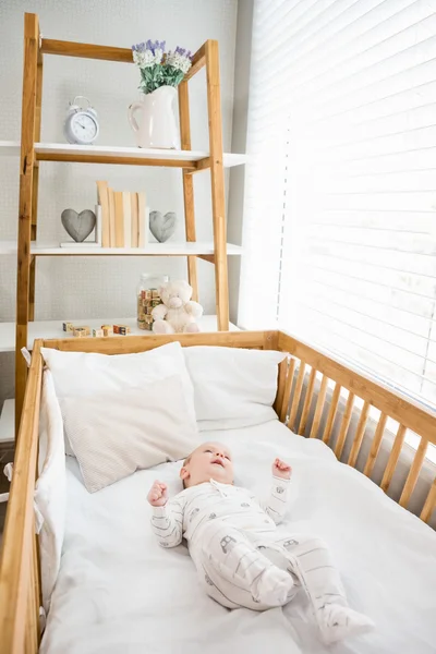 Erkek Bebek beşiği üzerinde rahatlatıcı — Stok fotoğraf