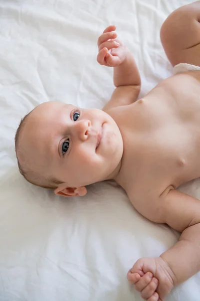 Söt baby pojke avkopplande på säng — Stockfoto