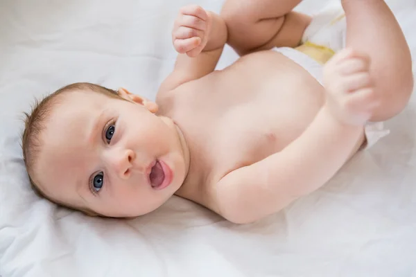 Babyjongen ontspannen op bed — Stockfoto