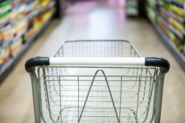Carrinho de compras vazio na seção de supermercado — Fotografia de Stock