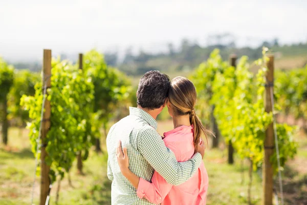 Couple debout avec bras autour — Photo