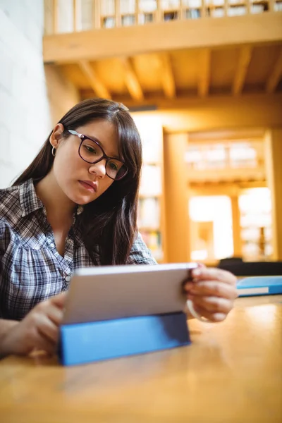 Vrouwelijke student met behulp van digitale Tablet PC — Stockfoto