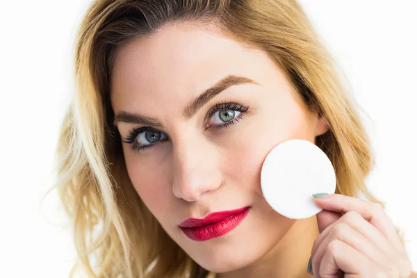 Kvinna poserar med make-up svamp — Stockfoto