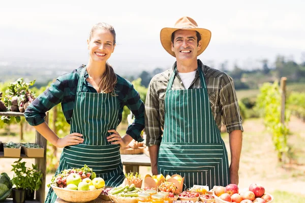 Sorridente coppia contadino — Foto Stock