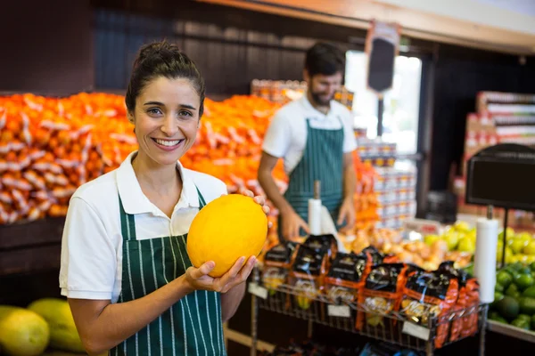 Pessoal feminino detentor de vegetais no supermercado — Fotografia de Stock