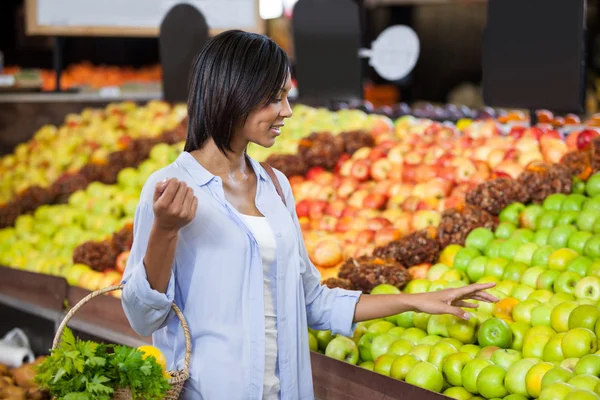 Mujer comprando frutas — Foto de Stock