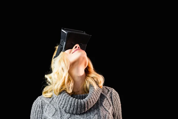 Žena používající virtuální realita sluchátka — Stock fotografie