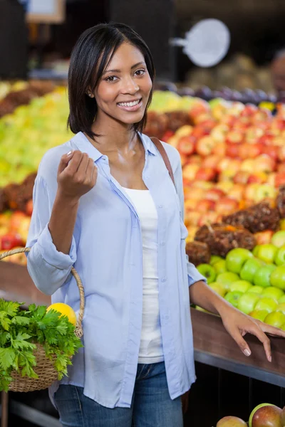 Donna che acquista frutta in sezione biologica — Foto Stock