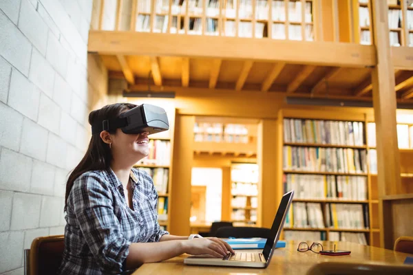 Estudiante usando auriculares de realidad virtual —  Fotos de Stock