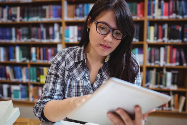 Vrouwelijke student met behulp van digitale Tablet PC — Stockfoto