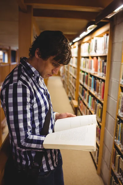 Student čtení knih v knihovně školy — Stock fotografie