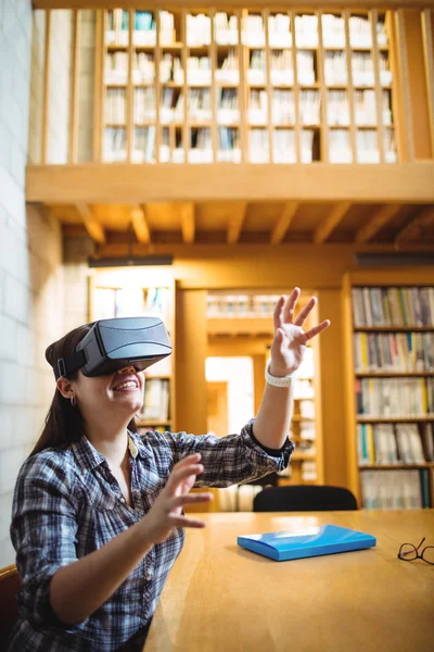 Студентка використовує гарнітуру віртуальної реальності — стокове фото