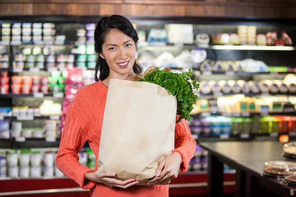 Donna che tiene generi alimentari in sacchetto di carta — Foto Stock