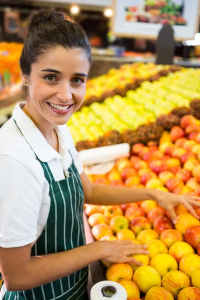 Personale femminile che organizza frutta nella sezione biologica del supermercato — Foto Stock