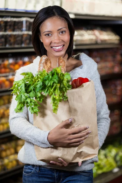 Mujer sosteniendo una bolsa de comestibles — Foto de Stock