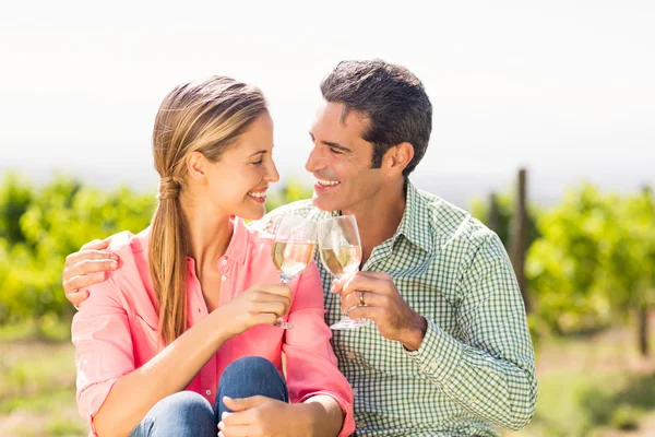 ワインのグラスを乾杯幸せなカップル — ストック写真