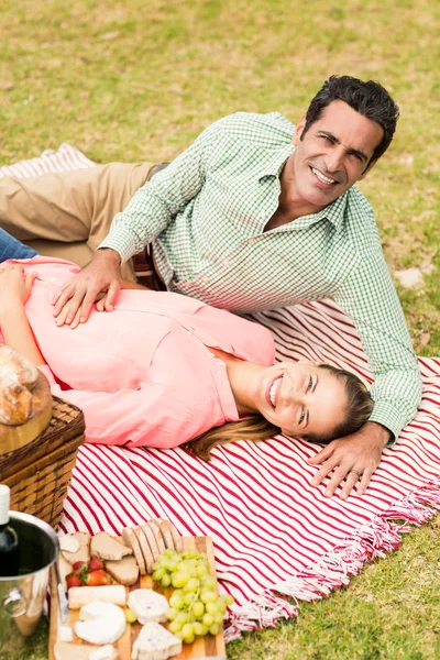 Paar entspannt sich auf einer Decke — Stockfoto