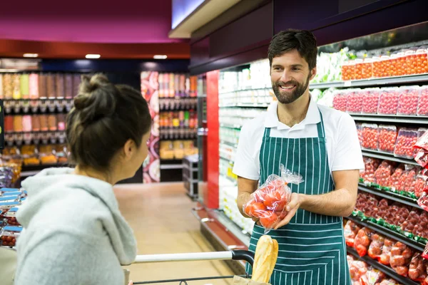 Mosolygó férfi alkalmazottak segítő egy nő, bevásárlás — Stock Fotó