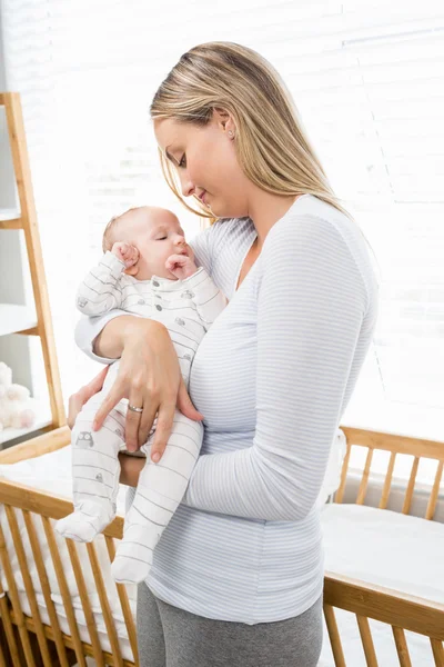 Moeder houdt haar baby jongen vast — Stockfoto