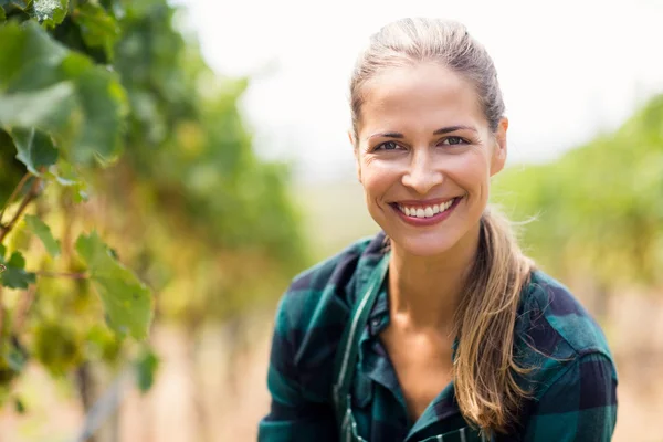 Szczęśliwa kobieta winiarza — Zdjęcie stockowe