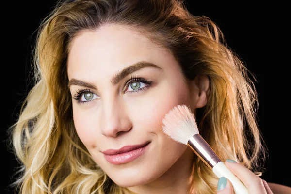 Kvinna poserar med make-up borste — Stockfoto