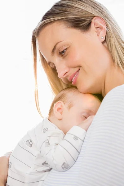 Holding ve onun erkek bebek kucaklayan anne — Stok fotoğraf