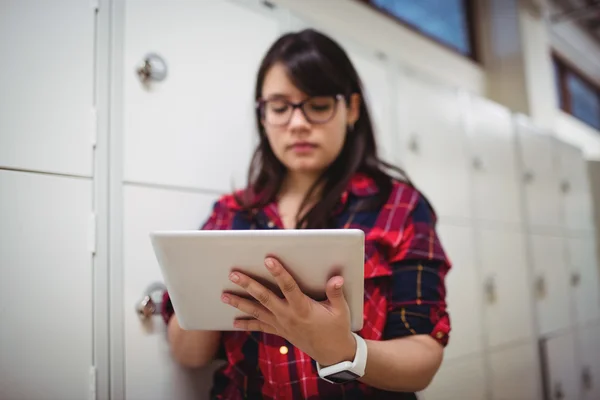 Studentin benutzt Tablet in Umkleidekabine — Stockfoto