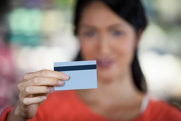 Woman holding credit card — Stock Photo, Image