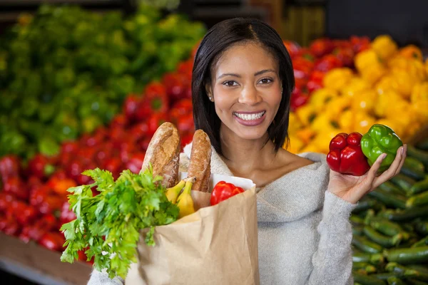 Mujer sosteniendo verduras en sección orgánica —  Fotos de Stock