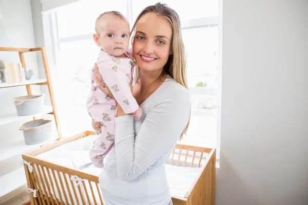 Madre holding suo bambino ragazzo — Foto Stock