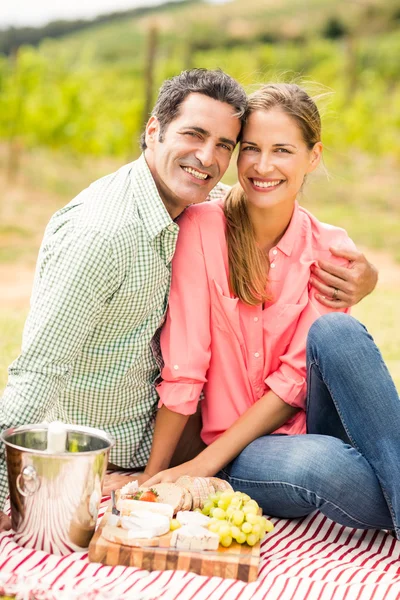 Couple relaxant sur une couverture — Photo