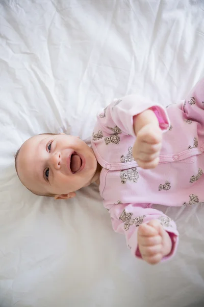 Şirin bebek çocuk yatağa rahatlatıcı — Stok fotoğraf