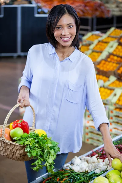 Mujer comprando verduras y frutas — Foto de Stock