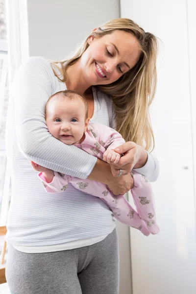 Madre sosteniendo a su bebé — Foto de Stock