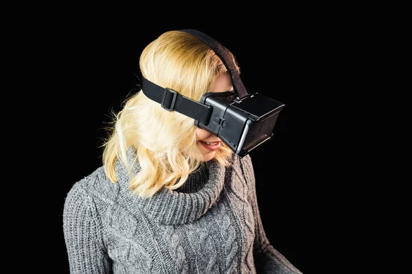 Woman using reality virtual headset — Stock Photo, Image