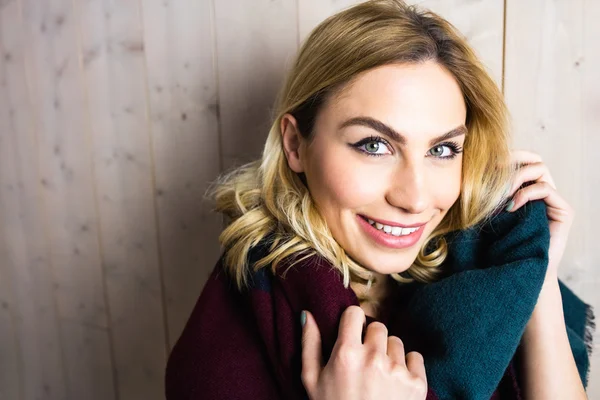 Mujer sonriente posando —  Fotos de Stock