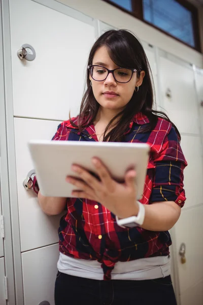 Studentka pomocí tabletu — Stock fotografie