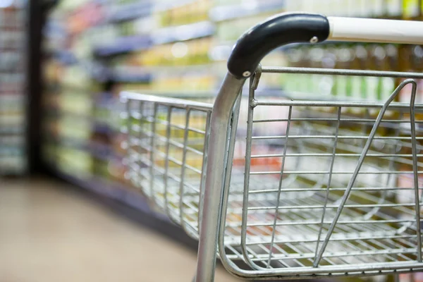 Carrinho de compras vazio na seção de supermercado — Fotografia de Stock