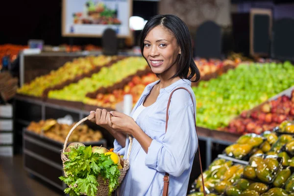 Nő gazdaság gyümölcsök és zöldségek — Stock Fotó