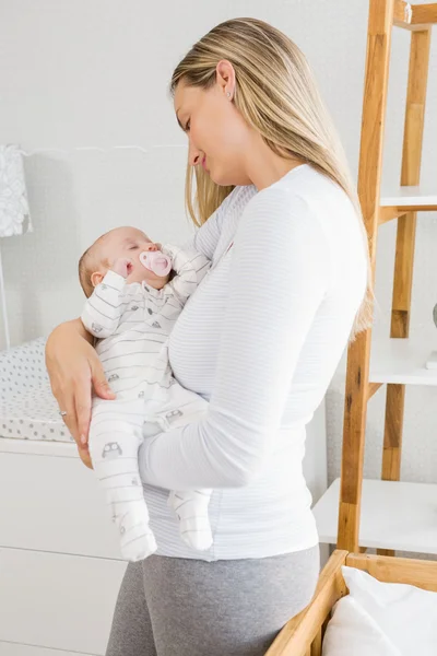 Mor håller i sin lilla pojke — Stockfoto