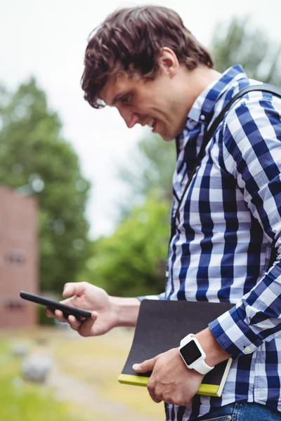 Estudiante usando teléfono móvil en el campus —  Fotos de Stock