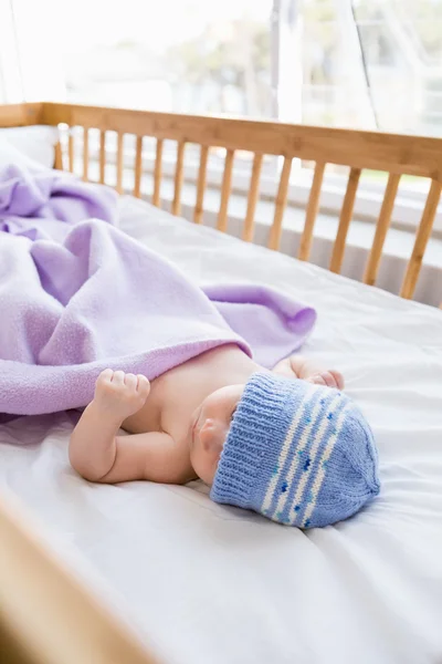 Baby liggend op babybed — Stockfoto