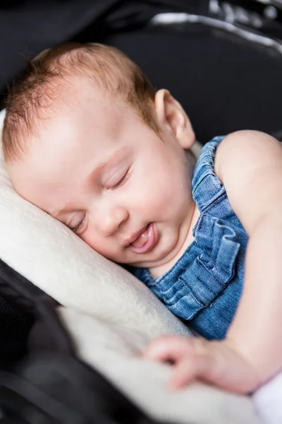 Baby slaapt in wandelwagen — Stockfoto