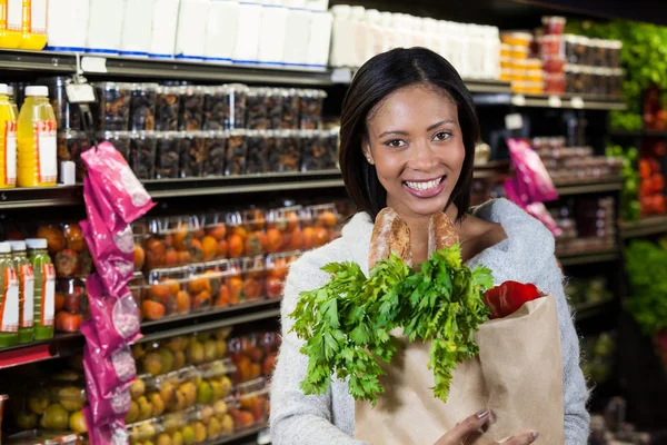 Mujer sosteniendo una bolsa de comestibles — Foto de Stock