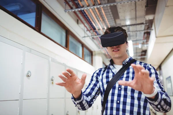 Estudante usando headset realidade virtual — Fotografia de Stock