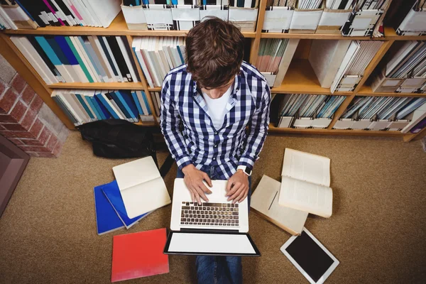 Studente che utilizza laptop in biblioteca — Foto Stock