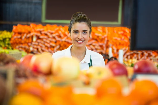 Female staff standing in organic section — Stock Photo, Image