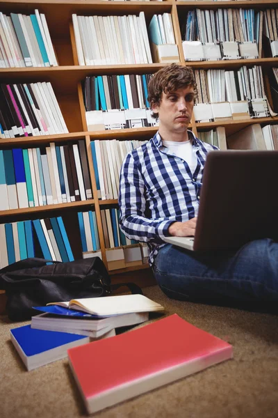 Studente che utilizza laptop in biblioteca — Foto Stock