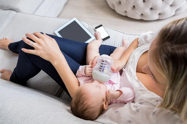 Anne bebeğini süt şişesi ile besleme — Stok fotoğraf