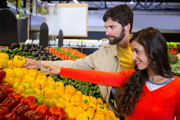 Para zakup warzyw w organicznych sklepie — Zdjęcie stockowe